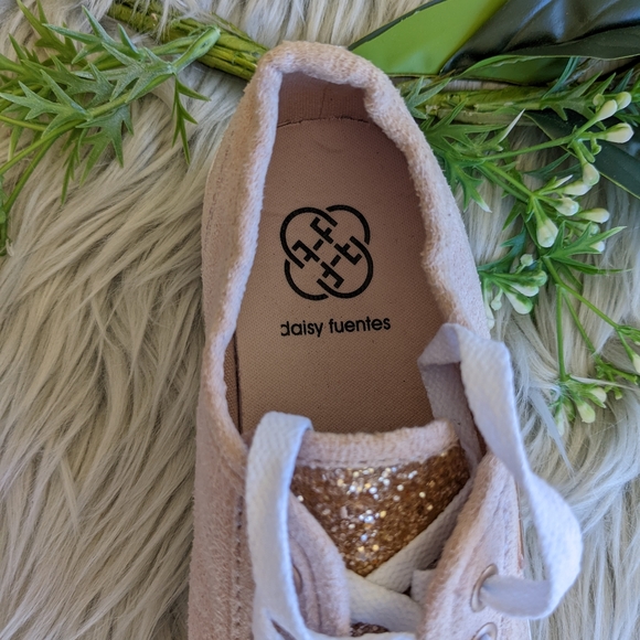 Daisy Fuentes Sneakers - Picture 5 of 11